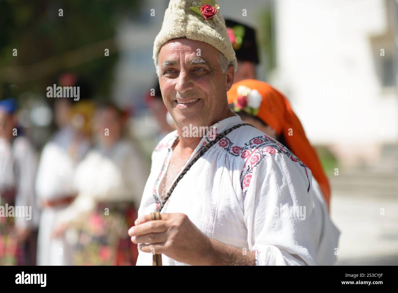 07/27/2024 - Vardim, Svistov, Bulgaria: Un uomo anziano allegro che indossa l'autentico costume tradizionale Vlach della regione di Vratsa, Bulgaria. Ricamo bianco Foto Stock