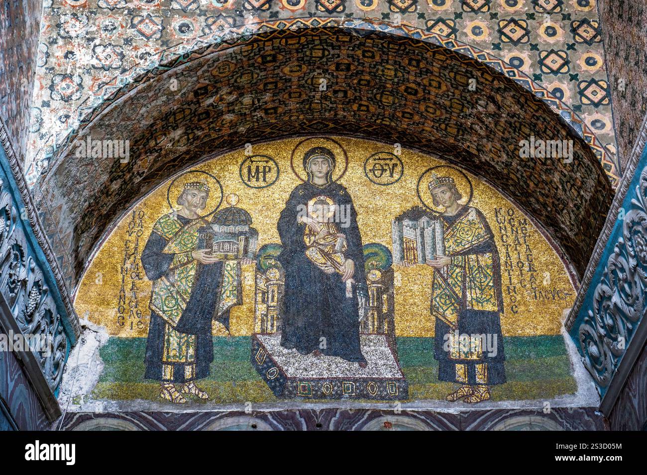 Turkiye. Istanbul. Quartiere Sultanahmet Hagia Sophia. Mosaico bizantino raffigurante Gesù Emanuele tra le braccia della Vergine Maria Foto Stock