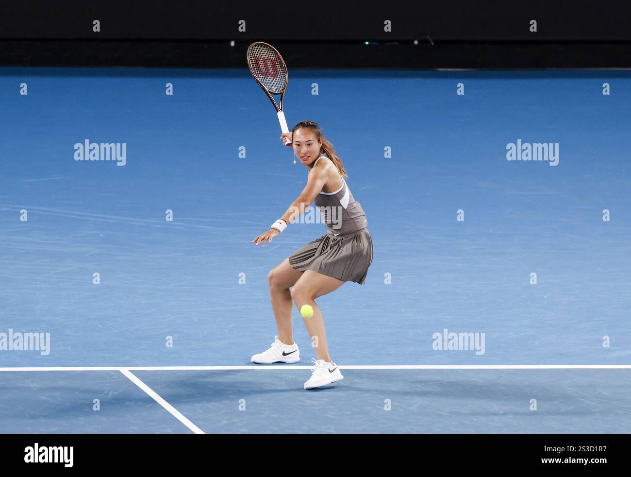 Melbourne, Australia. 9 gennaio 2025. Zheng Qinwen della Cina torna in scena durante l'evento di beneficenza "A Night with Novak" contro Andy Murray della Gran Bretagna e Victoria Azarenka della Bielorussia a Melbourne, Australia, 9 gennaio 2025. Crediti: Chu Chen/Xinhua/Alamy Live News Foto Stock