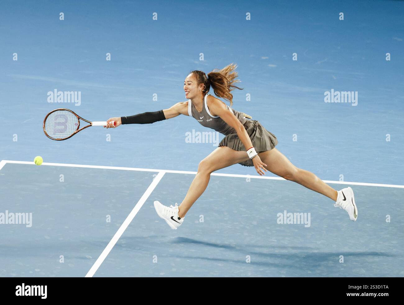 Melbourne, Australia. 9 gennaio 2025. Zheng Qinwen della Cina torna in scena durante l'evento di beneficenza "A Night with Novak" contro Andy Murray della Gran Bretagna e Victoria Azarenka della Bielorussia a Melbourne, Australia, 9 gennaio 2025. Crediti: Chu Chen/Xinhua/Alamy Live News Foto Stock