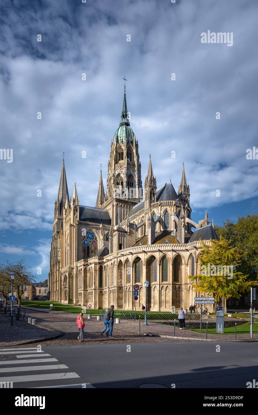 Vista sud-est della cattedrale di Bayeux, Normandia, Francia Foto Stock