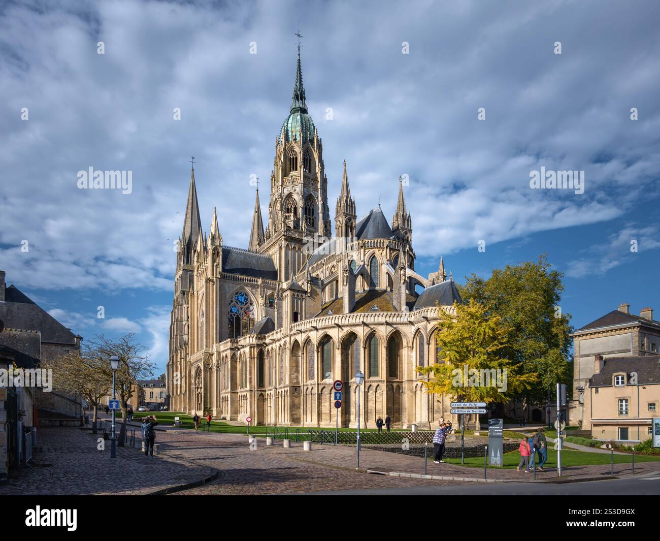 Vista sud-est della cattedrale di Bayeux, Normandia, Francia Foto Stock