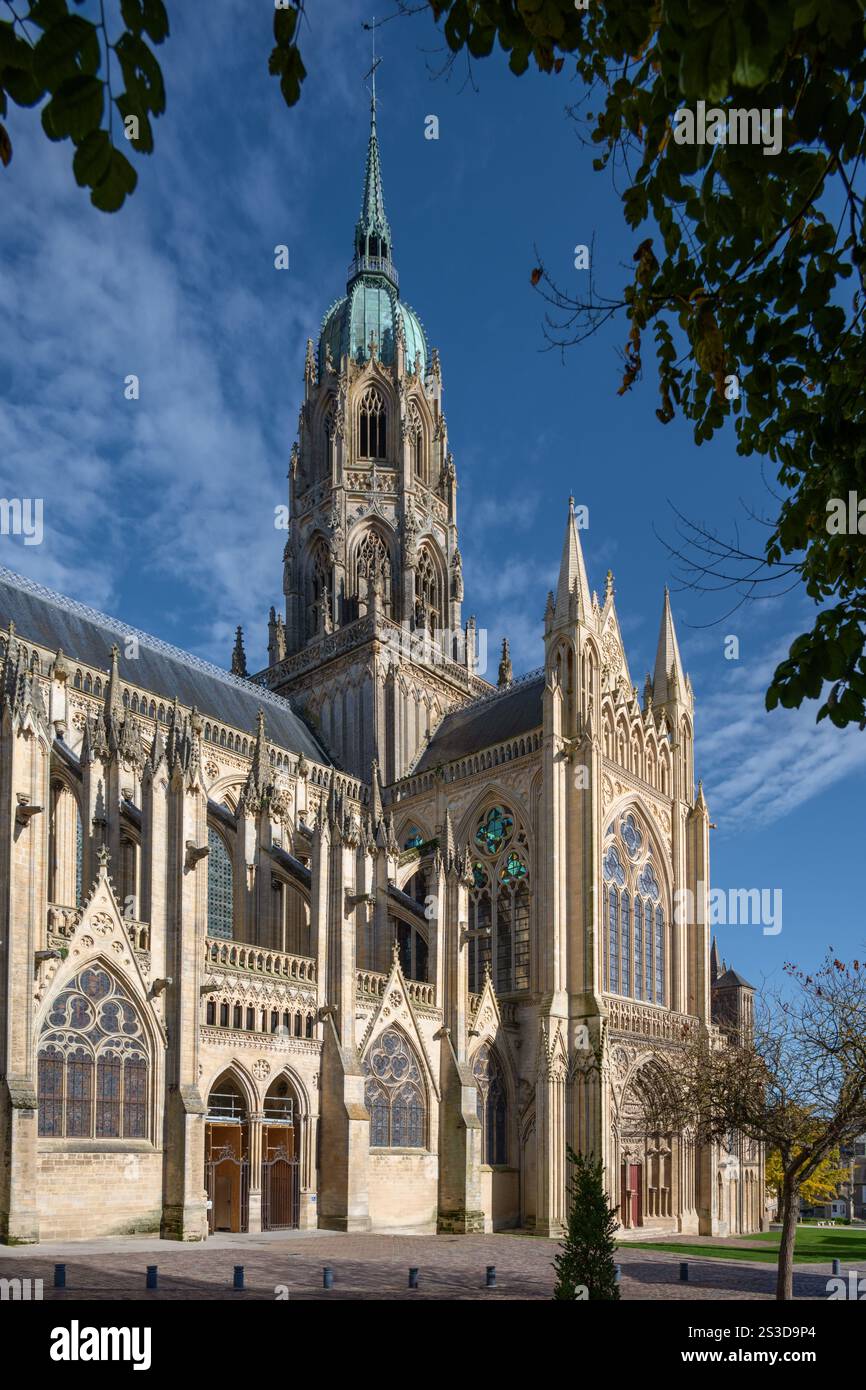 Vista sud-ovest della cattedrale di Bayeux, Normandia, Francia Foto Stock