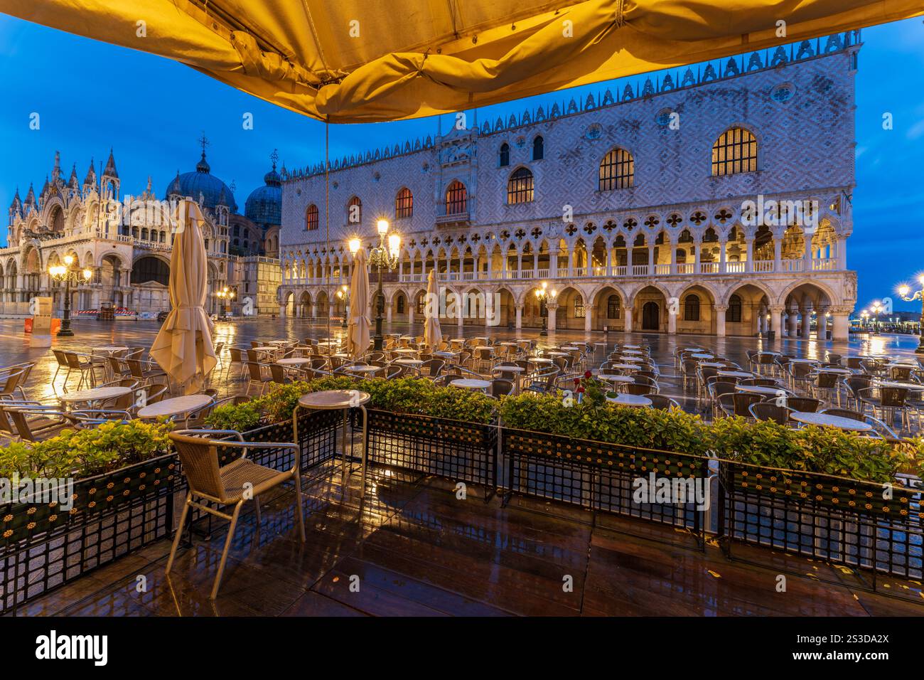 Panorama panoramico di Venezia su Piazza San Marco, la Basilica di San Marco, il Palazzo Ducale e il caffè veneziano, non c'è gente. Foto Stock