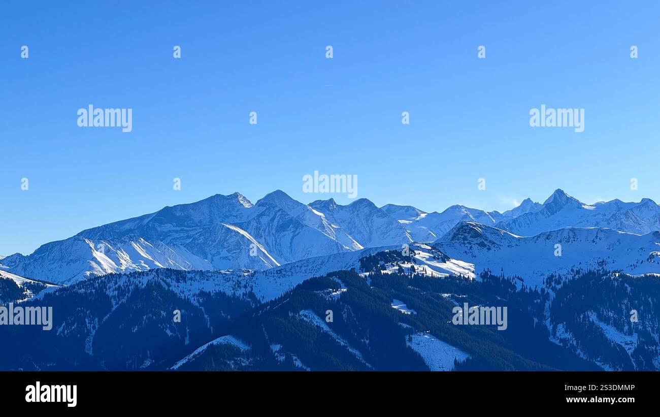 Nevicava nelle alpi austriache in una giornata limpida e soleggiata - Immagine stock catturata con smartphone