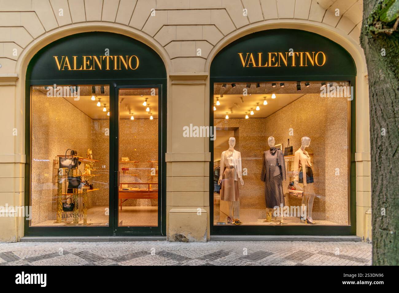 Praga, Repubblica Ceca - 20 dicembre 2024: Boutique Valentino a Parizska (via Parigi). È un marchio di moda di lusso fondato da Valentino Garav Foto Stock