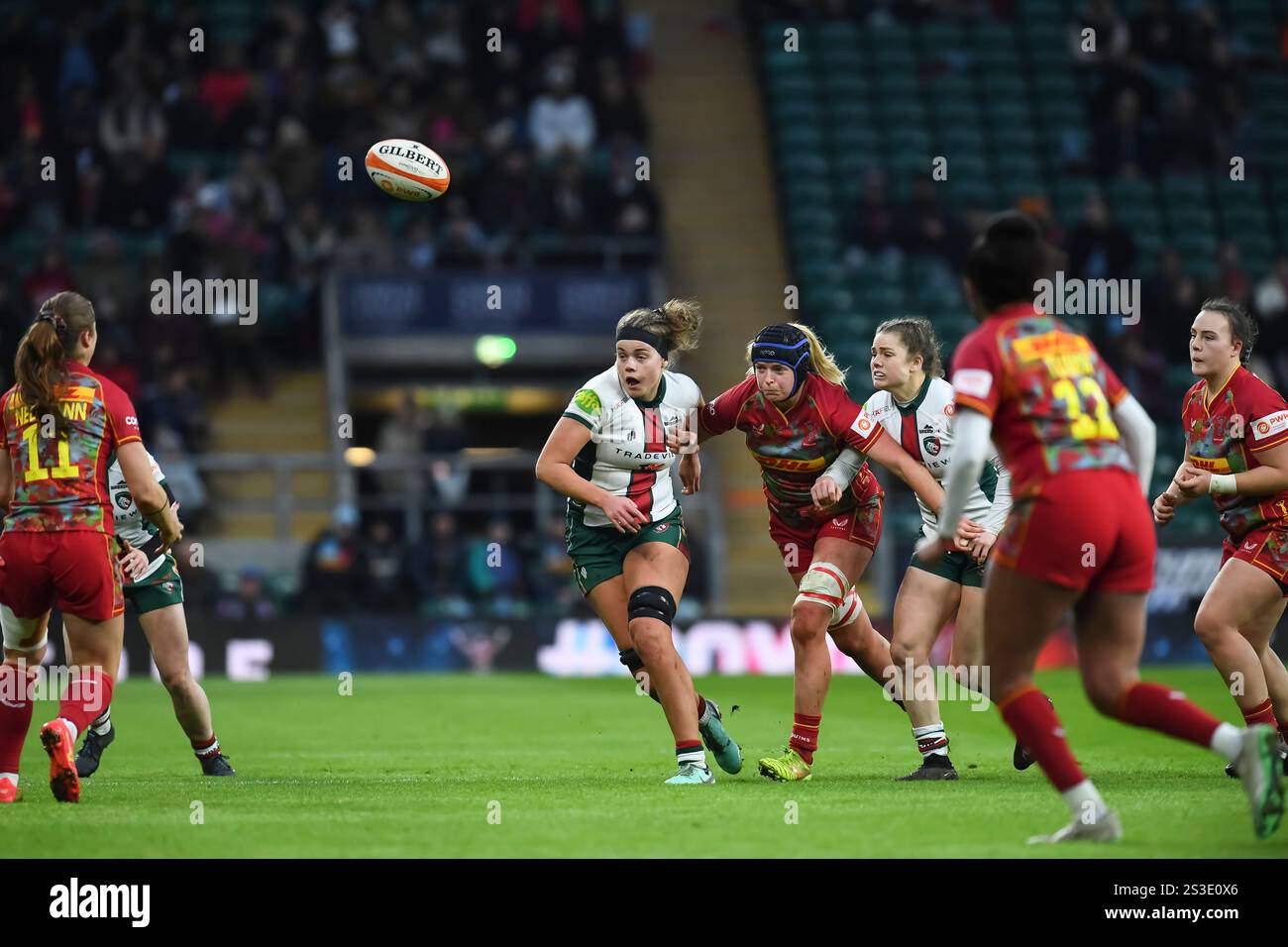 Charlotte Fray dei Leicester Tigers e Sarah Bonar degli Harlequins in azione durante il Premiership Women's Rugby match tra Harlequins e Leicester Foto Stock