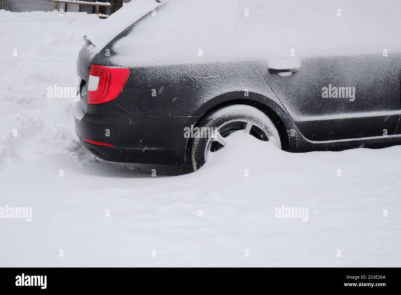 auto coperta di neve dopo una tempesta di neve Foto Stock
