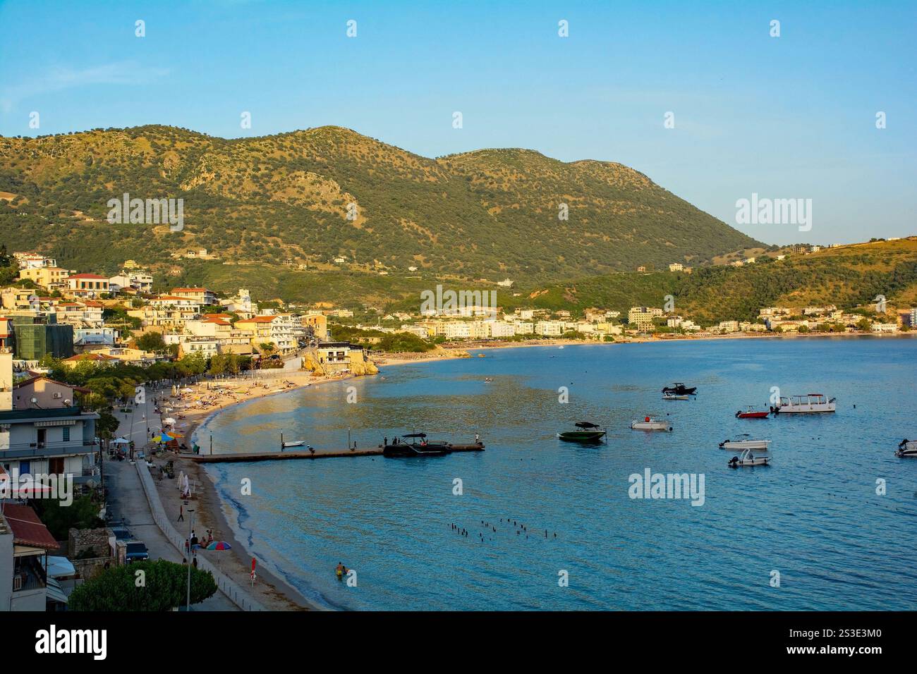 La fine della giornata a Himare, sulla costa dell'Albania meridionale, parte della riviera albanese. Spile Beach sulla sinistra. Situato nella contea di Vlore Foto Stock