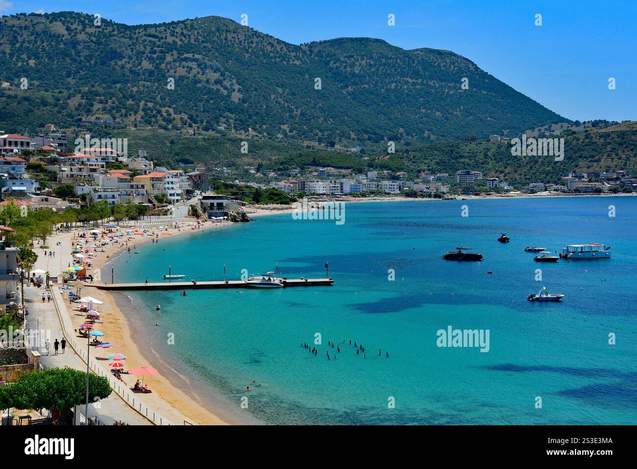 Spile Beach nella baia di Himare sulla costa dell'Albania meridionale, parte della riviera albanese. Situato nella contea di Vlore Foto Stock