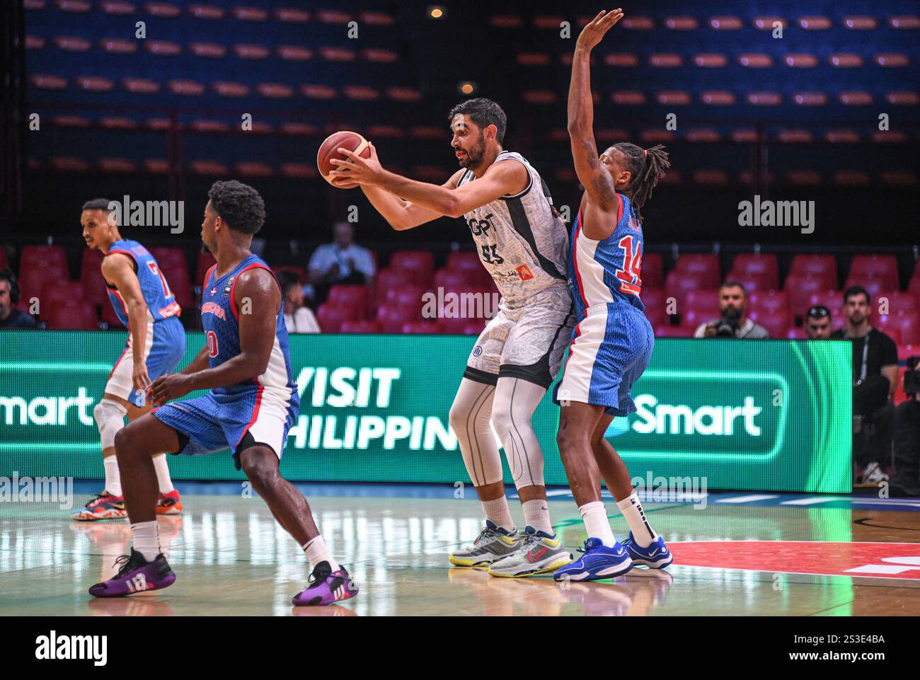 Omar Oraby (Egitto) si distacca contro Miguel Angel Garcia (Repubblica Dominicana). Torneo di qualificazione olimpica FIBA. Pireo 2024. Foto Stock