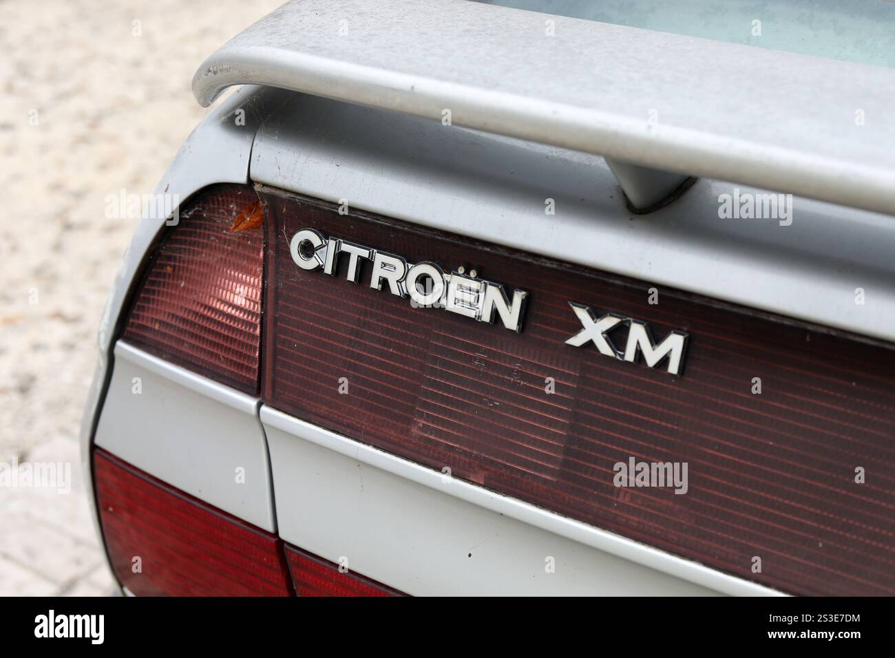 Primi piani di una vecchia Citroen XM francese in Francia, Europa. Foto Stock