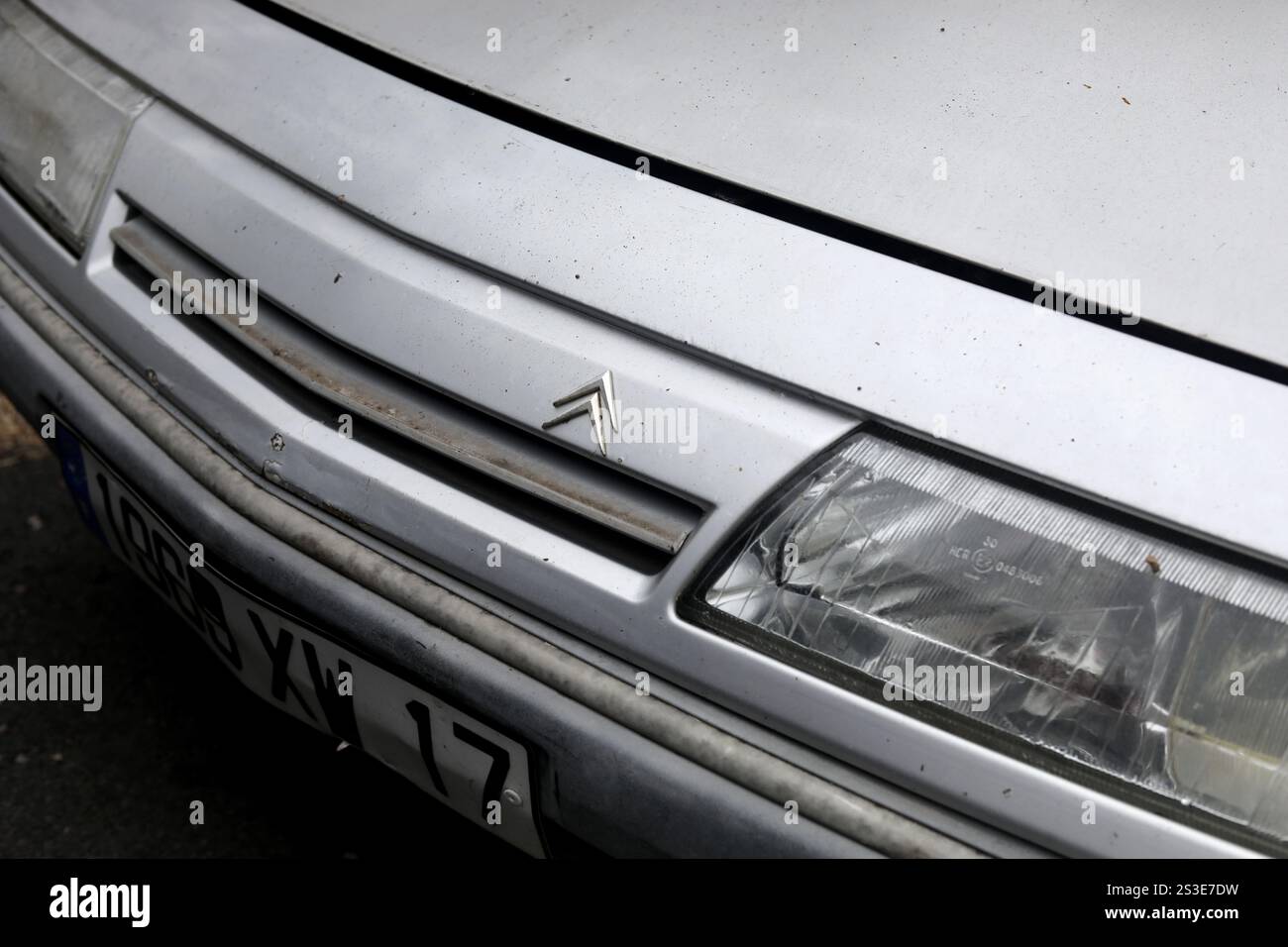 Primi piani di una vecchia Citroen XM francese in Francia, Europa. Foto Stock