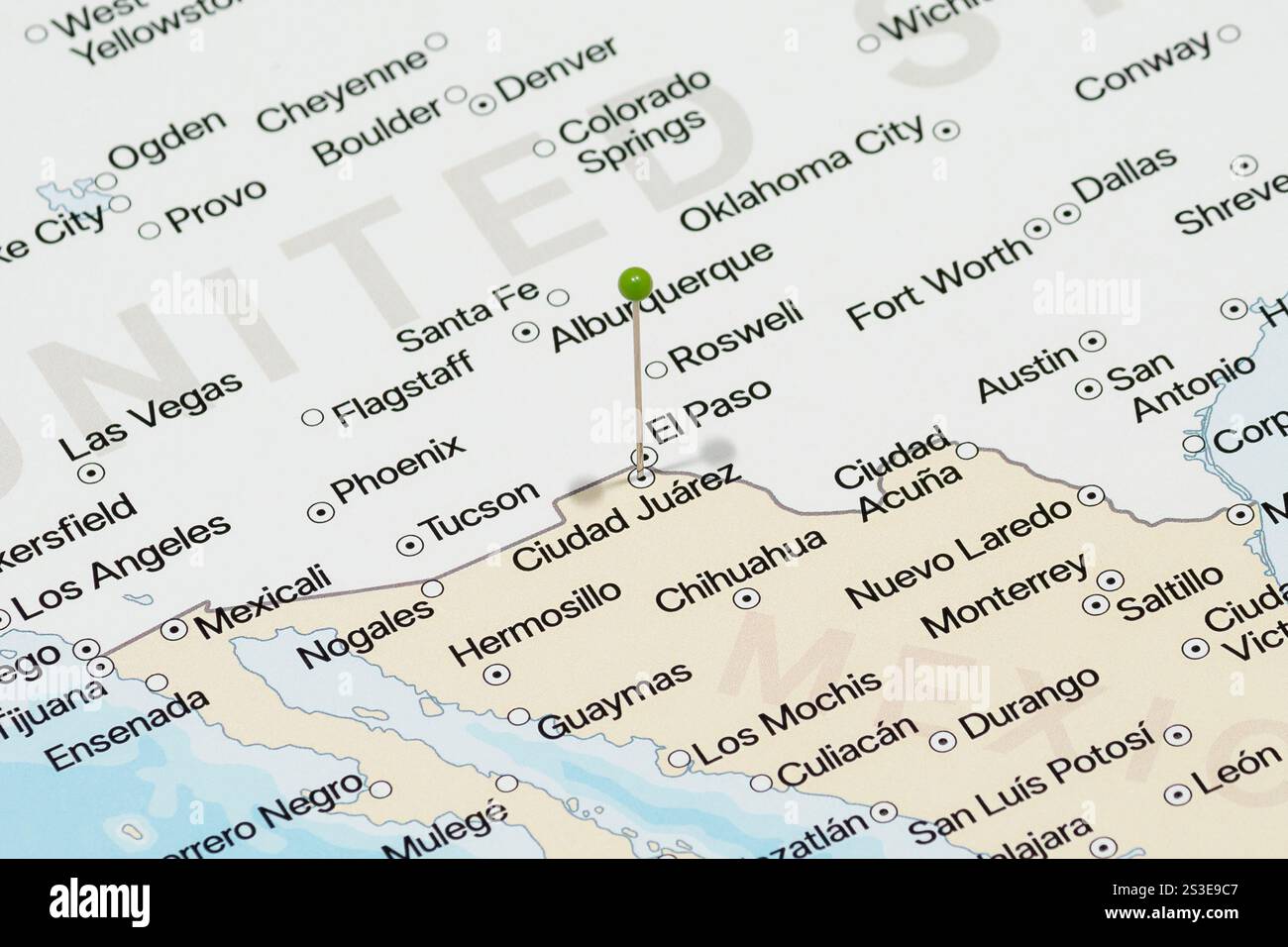 Foto macro di una spilla verde nella mappa politica della città di Ciudad Juarez del Messico Foto Stock