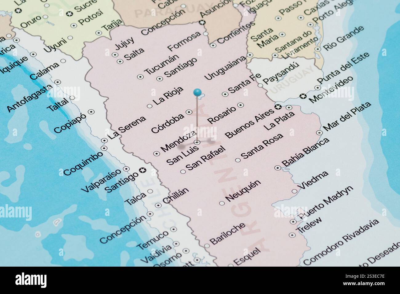 Foto macro di una spilla azzurra nella mappa politica della città di San Luis in Argentina Foto Stock