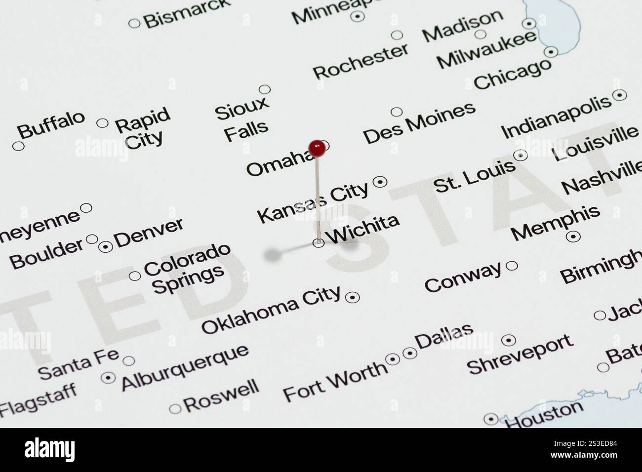 Foto macro di un ago rosso nella mappa politica della città di Wichita degli Stati Uniti d'America Foto Stock