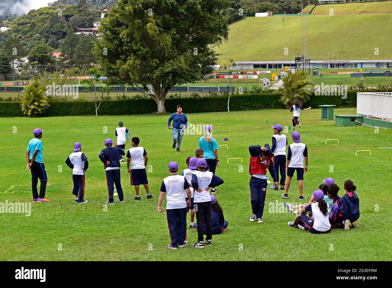 TERESOPOLIS, RIO DE JANEIRO, BRASILE - 25 ottobre 2022: Bambini che svolgono attività sportive in erba nel centro ricreativo, 'Clube Comary' Foto Stock