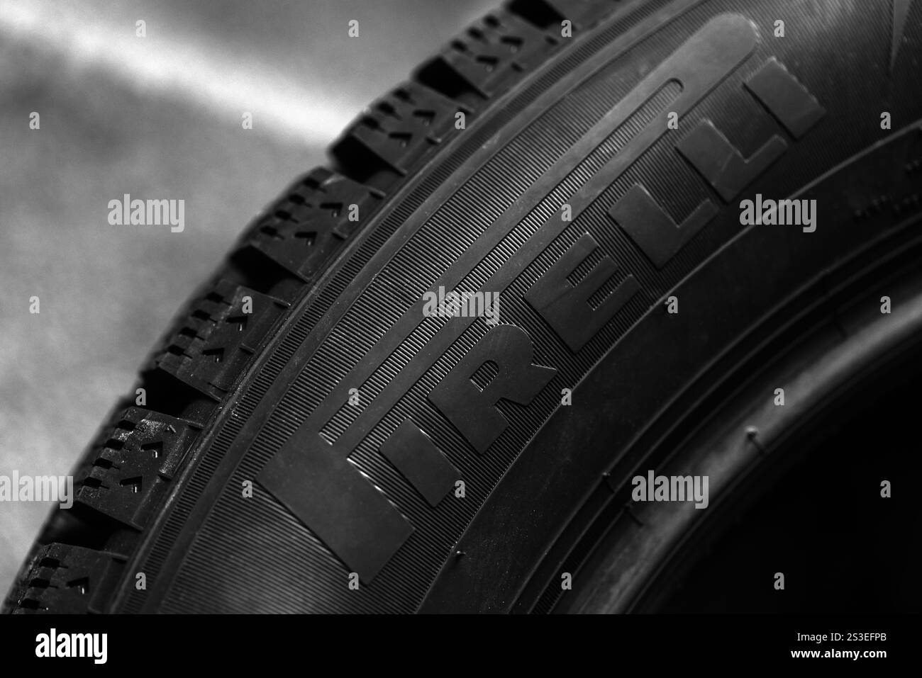 Roma, Italia - 15 ottobre 2024: Nuovissimo pneumatico borchiato Pirelli. Primo piano con messa a fuoco morbida selettiva Foto Stock