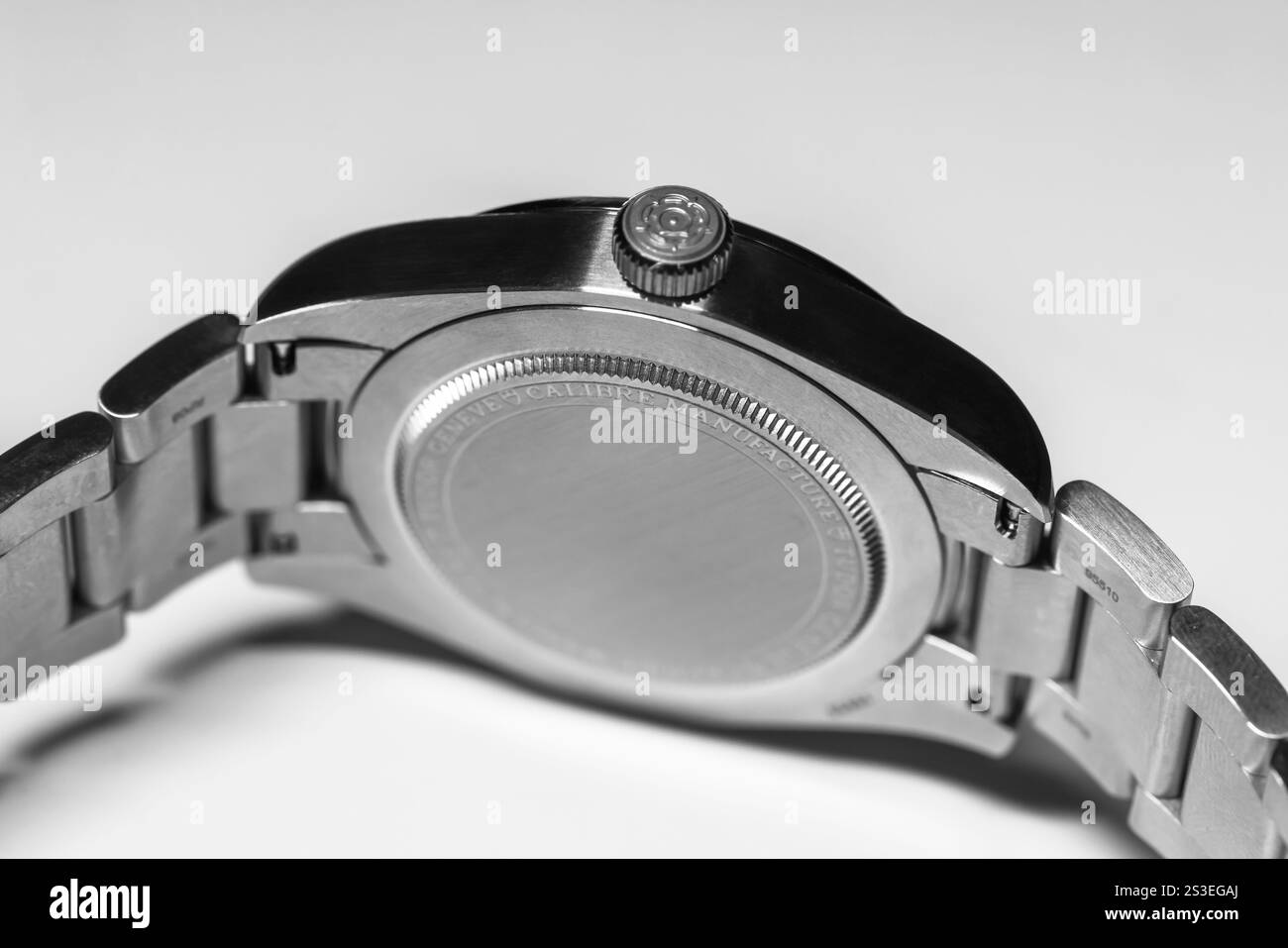 Geneve, Svizzera - 27 dicembre 2024: Cover posteriore dell'orologio Tudor Ranger Swiss made con quadrante nero su cassa in acciaio da 39 mm e bracciale con finitura satinata Foto Stock
