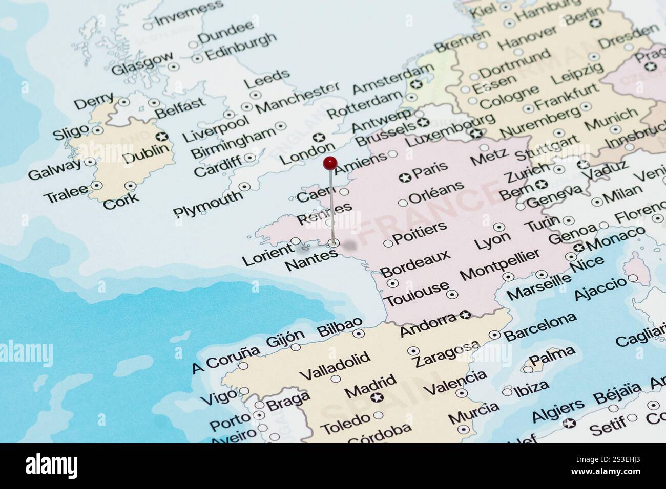 Foto macro di un ago rosso nella città di Nantes in Francia mappa politica Foto Stock