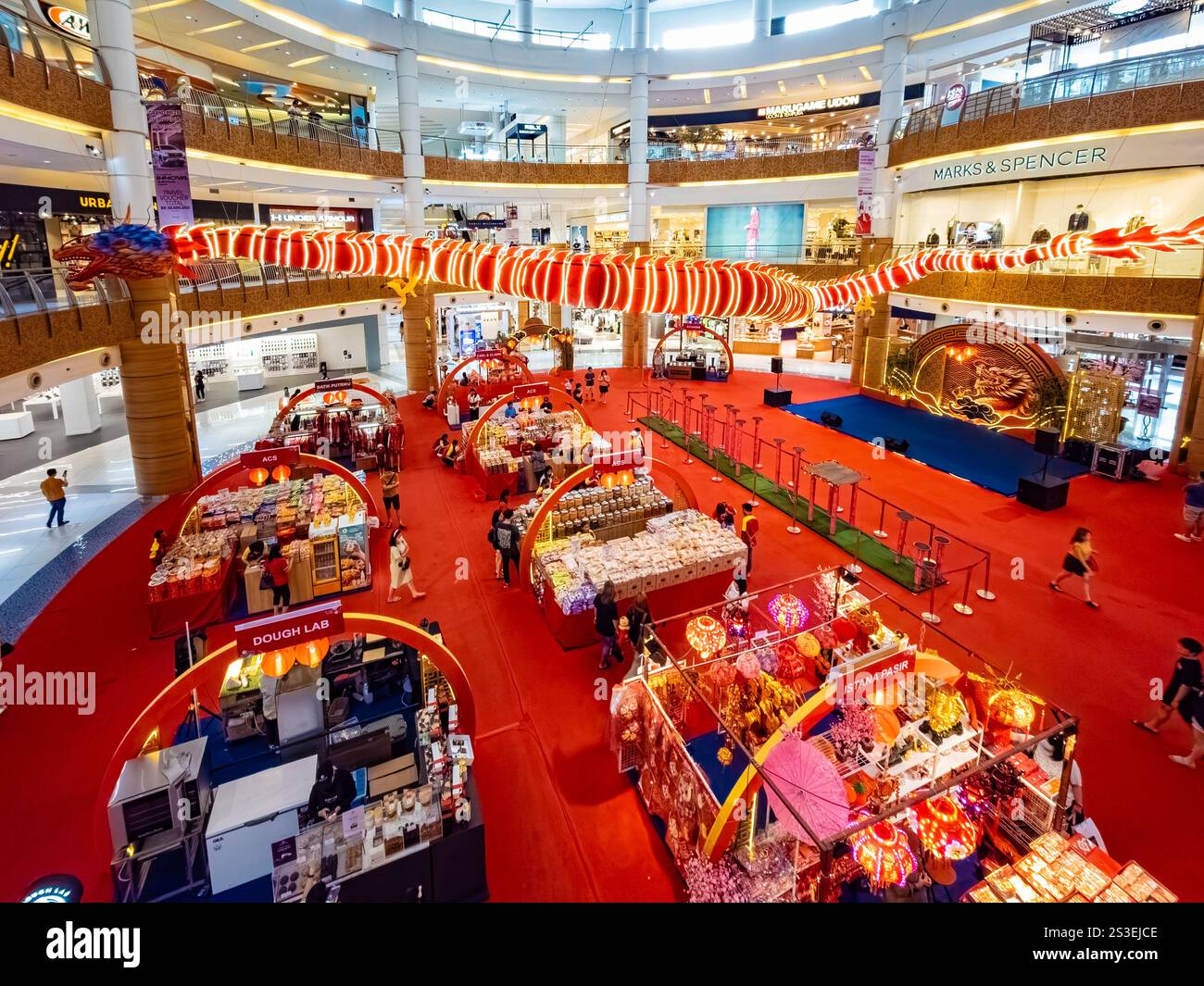 Tangerang, Indonesia - gennaio 2024: Decorazione di draghi rossi in un centro commerciale a Tangerang, Indonesia; per celebrare il nuovo anno cinese (lunare). Foto Stock