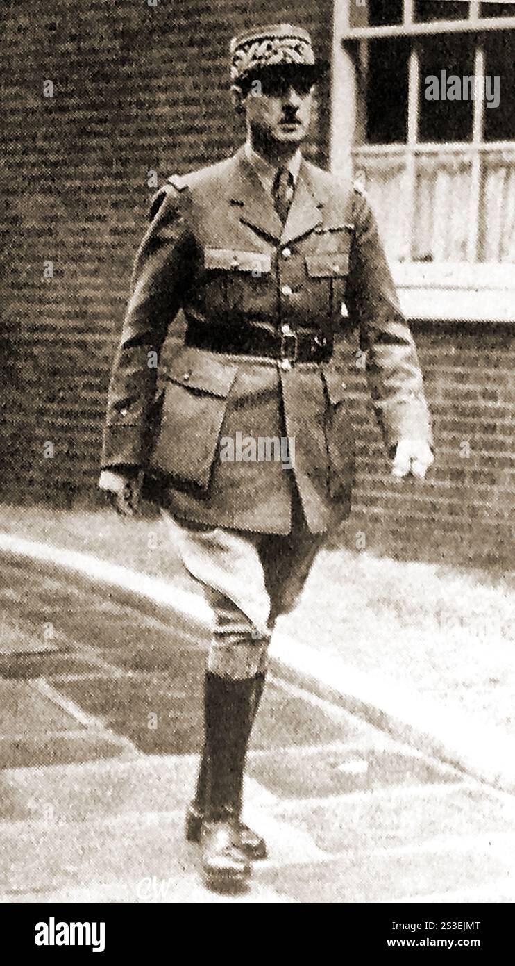 Una fotografia degli anni '1940 del generale de Gaulle di Francia. Charles André Joseph Marie de Gaulle (1890 – 1970) è stato un militare e statista francese che guidò le forze francesi libere della seconda guerra mondiale contro la Germania nazista. Ha anche presieduto il governo provvisorio della Francia. - Photographie des années 1940 du général de Gaulle. Charles André Joseph Marie de Gaulle (1890 – 1970) était un officier militaire et homme d'État franais qui dirigea les Forces franchaises libres de la seconda Guerre mondiale contre l'Allemagne nazie. Il présida également le gouvernement provisoire de la France. Foto Stock