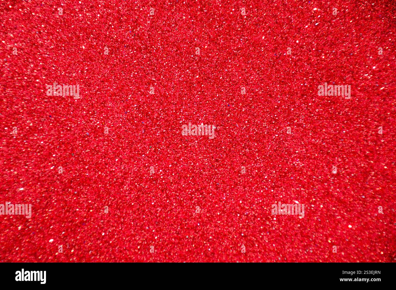 Sfondo sfocato rosso con scintille per il testo. Sfondo luminoso per le feste per le congratulazioni. Foto Stock