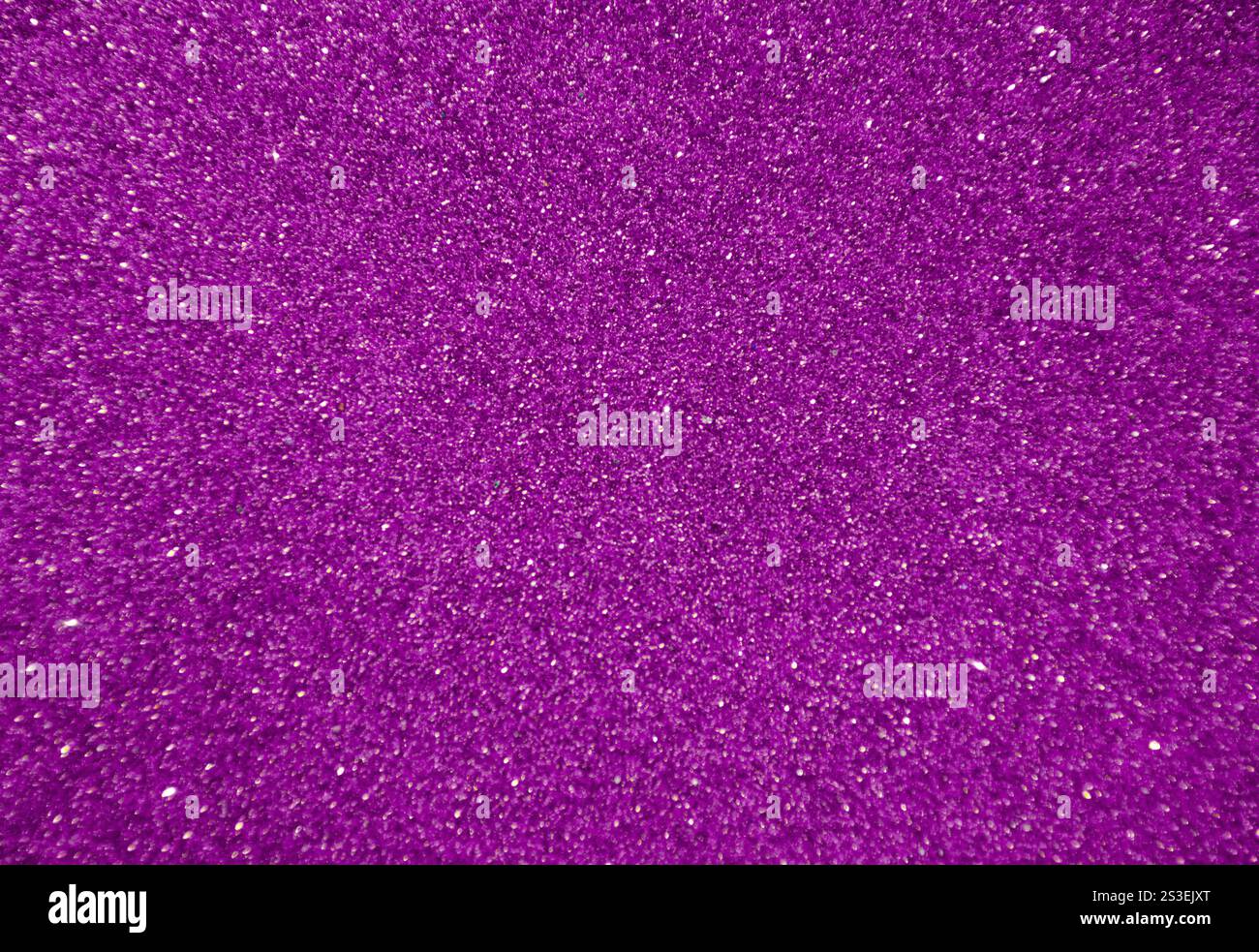 Sfondo sfocato viola con scintille per il testo. Sfondo luminoso per le feste per le congratulazioni. Foto Stock