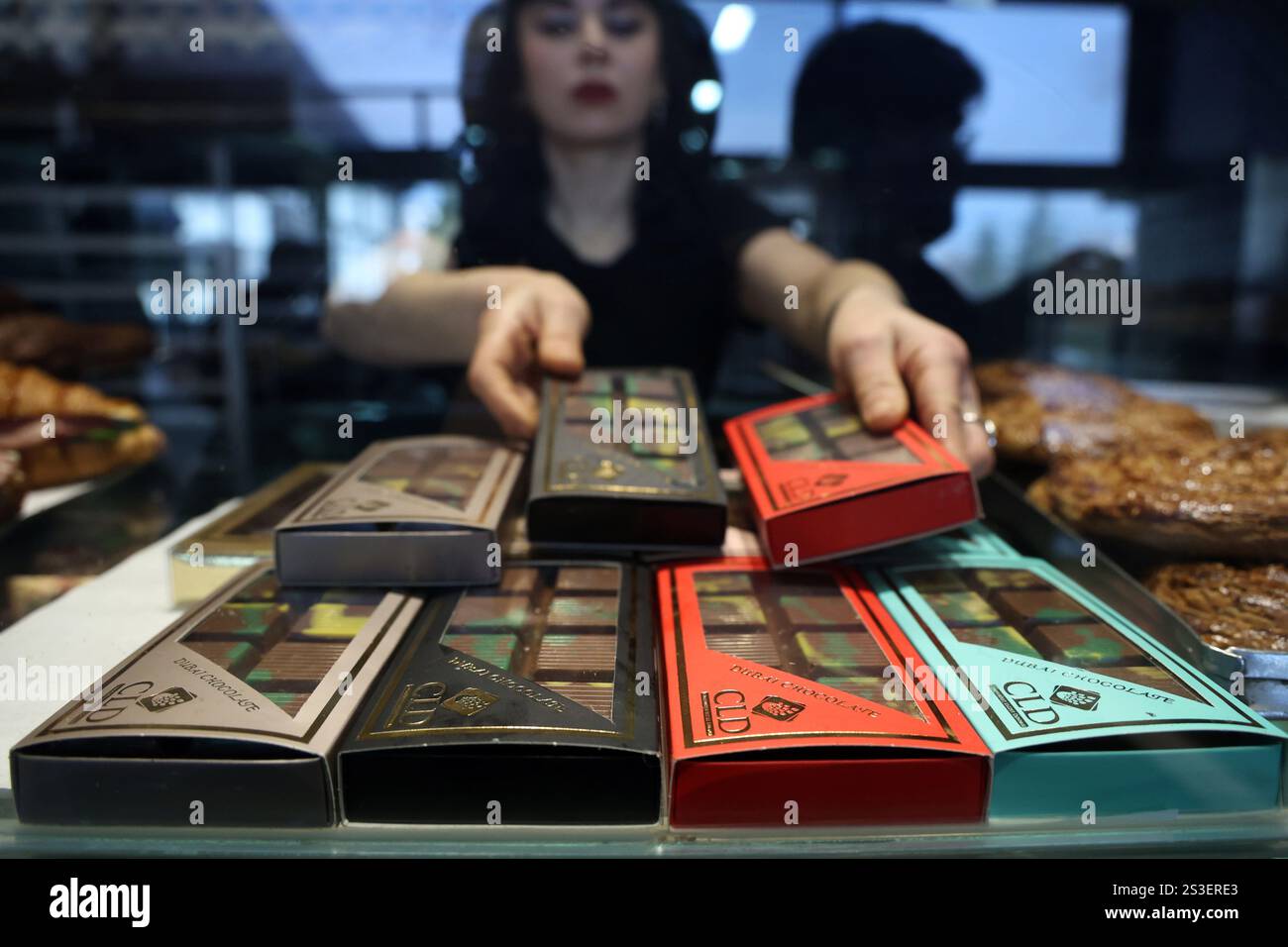 (250109) -- ANKARA, 9 gennaio 2025 (Xinhua) -- Una venditrice confeziona il cioccolato di Dubai in un negozio di Ankara, T¨¹rkiye, 8 gennaio 2025. PER ANDARE CON "Feature: Il cioccolato di Dubai scatena frenesia a T¨¹rkiye, terra dei dolci" (Mustafa Kaya/Handout via Xinhua) Foto Stock