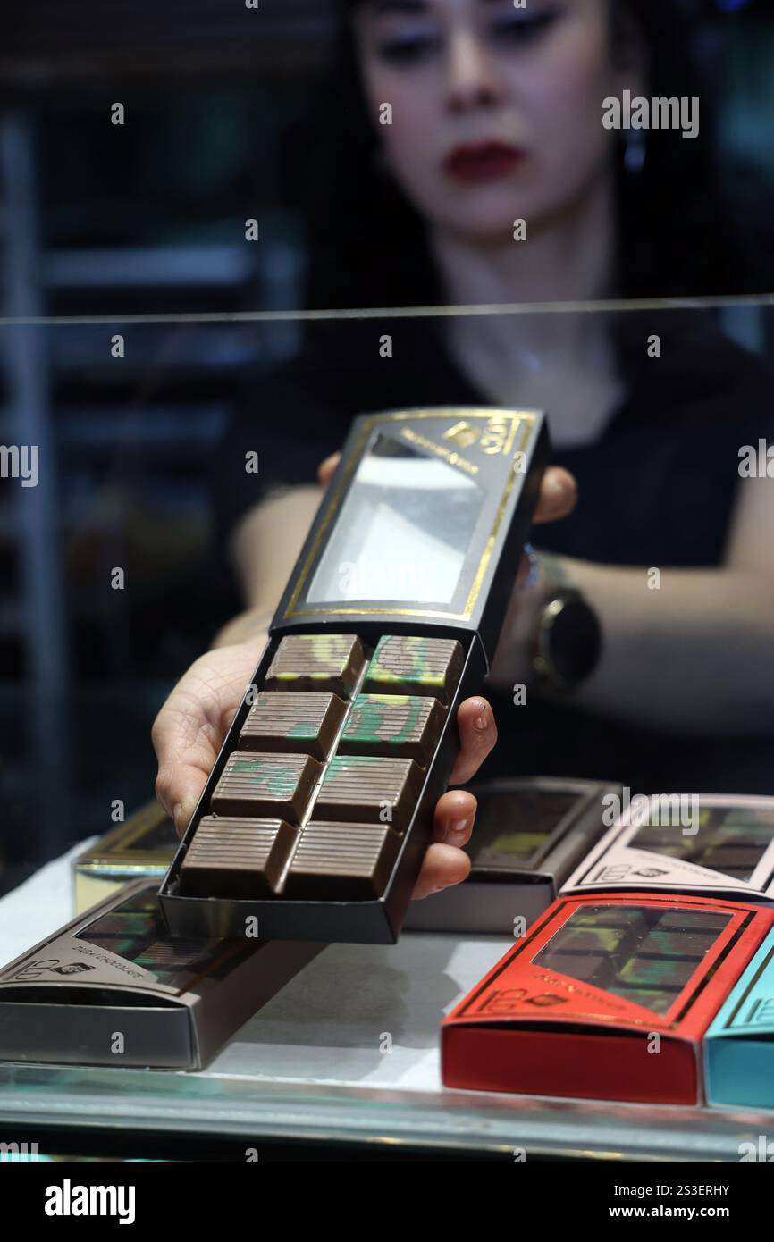 (250109) -- ANKARA, 9 gennaio 2025 (Xinhua) -- Una venditrice mostra il cioccolato di Dubai in un negozio ad Ankara, T¨¹rkiye, 8 gennaio 2025. PER ANDARE CON "Feature: Il cioccolato di Dubai scatena frenesia a T¨¹rkiye, terra dei dolci" (Mustafa Kaya/Handout via Xinhua) Foto Stock