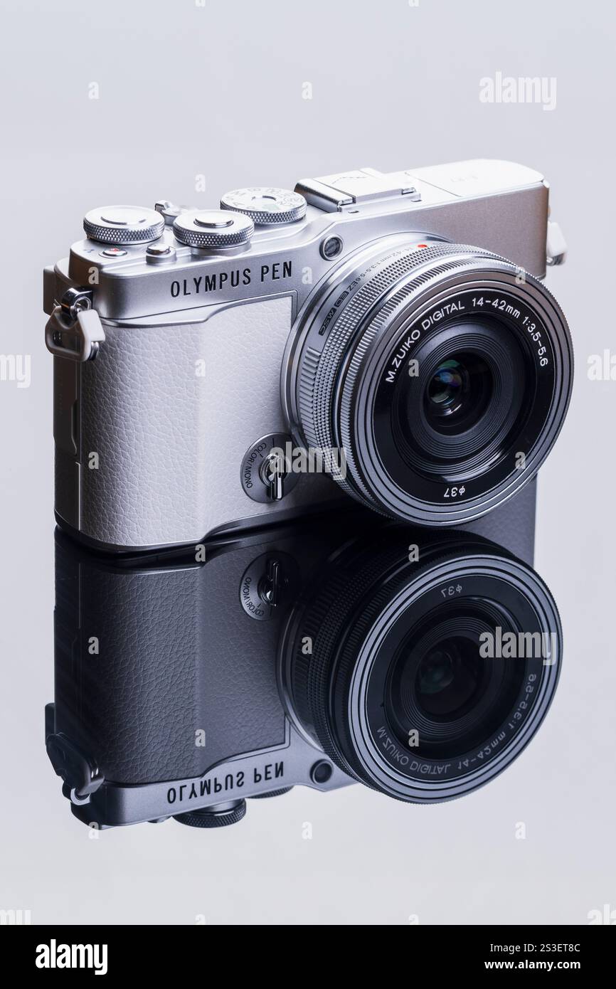 Fotocamera OM Systems Olympus EP-7 argento/bianco con obiettivo zoom 42 mm Foto Stock