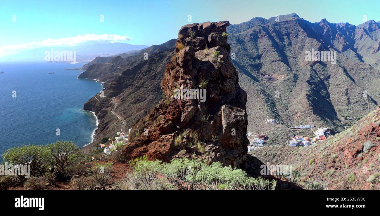 Vista panoramica sulla costa da Igueste a Santa Cruz dal sentiero escursionistico a El Semaforo, Tenerife, Spagna Foto Stock