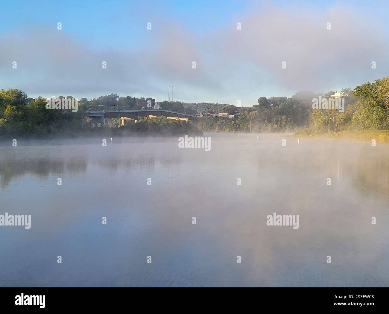 Misty Morning in Louisiana, Missouri. LA US 54 attraversa il fiume Mississippi in Louisiana. - Immagine stock catturata con smartphone