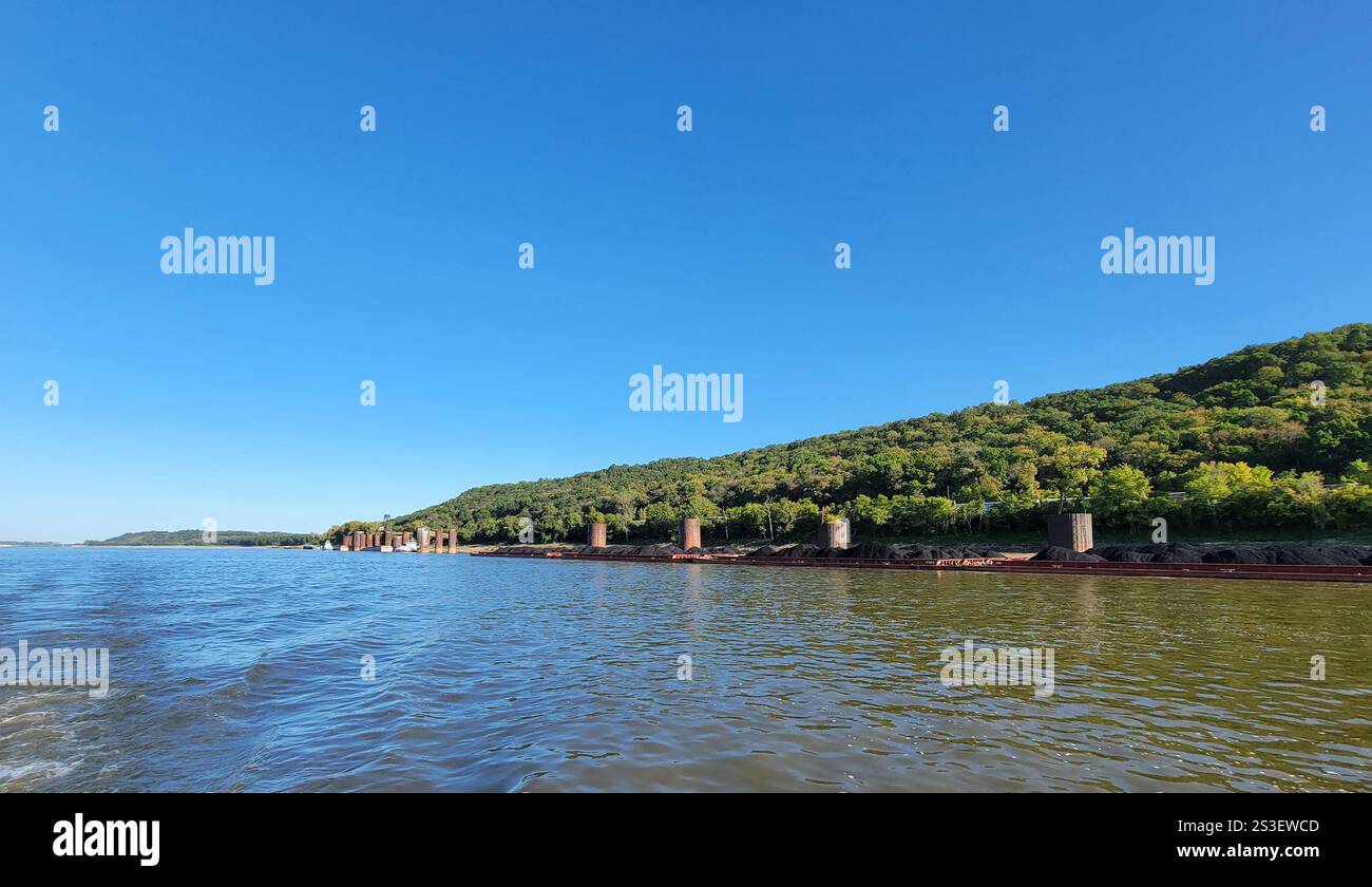 Chiatte piene di carbone sul fiume Mississippi - Immagine stock catturata con smartphone