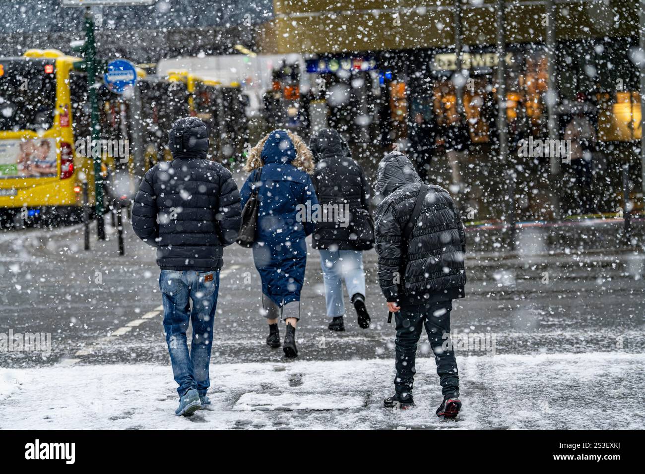 Clima invernale, forti nevicate, traffico cittadino, pedoni nella neve, persona con cappuccio di pelliccia sulla giacca invernale, Renania settentrionale-Vestfalia, Germania Foto Stock