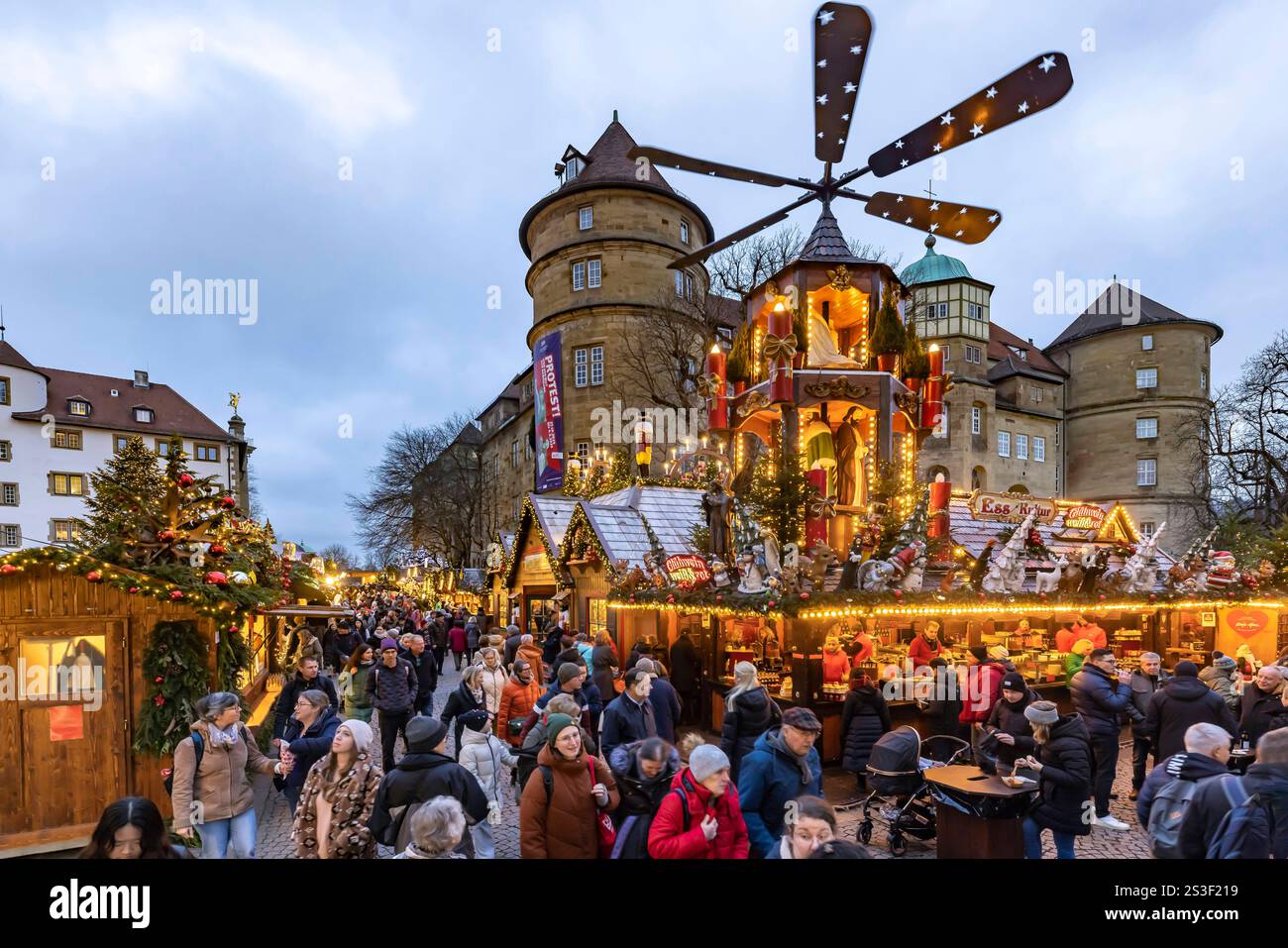Stuttgarter Weihnachtsmarkt. Die traditionelle Veranstaltung lockt in der Weihnachtszeit jährlich mehr als 3,5 Millionen Menschen aus dem in und Ausla Foto Stock Stuttgarter Weihnachtsmarkt. Die traditionelle Veranstaltung lockt in der Weihnachtszeit jährlich mehr als 3,5 Millionen Menschen aus dem in und Ausla Foto Stock