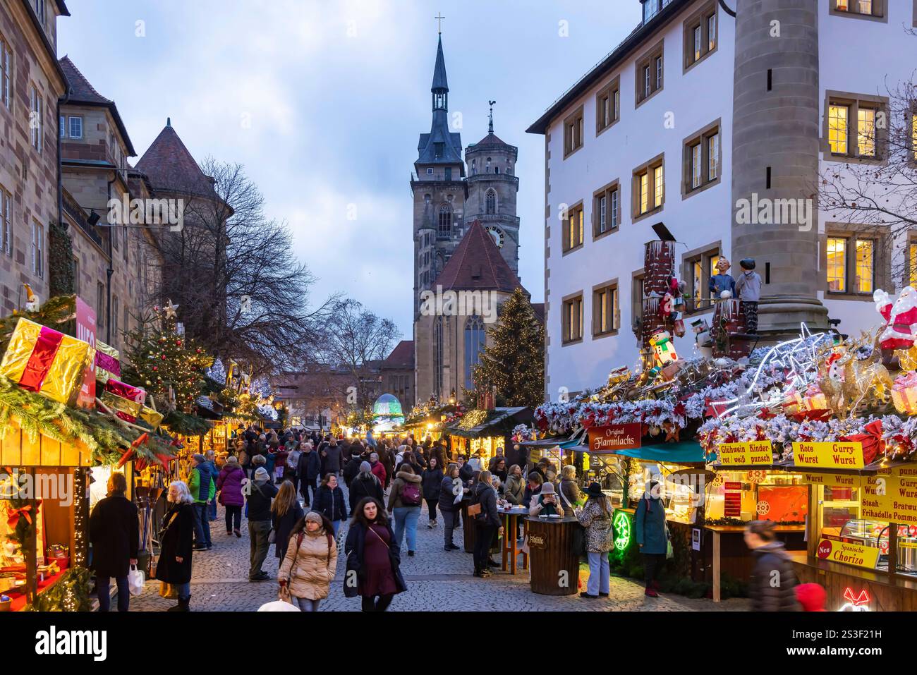 Stuttgarter Weihnachtsmarkt. Die traditionelle Veranstaltung lockt in der Weihnachtszeit jährlich mehr als 3,5 Millionen Menschen aus dem in und Ausla Foto Stock Stuttgarter Weihnachtsmarkt. Die traditionelle Veranstaltung lockt in der Weihnachtszeit jährlich mehr als 3,5 Millionen Menschen aus dem in und Ausla Foto Stock