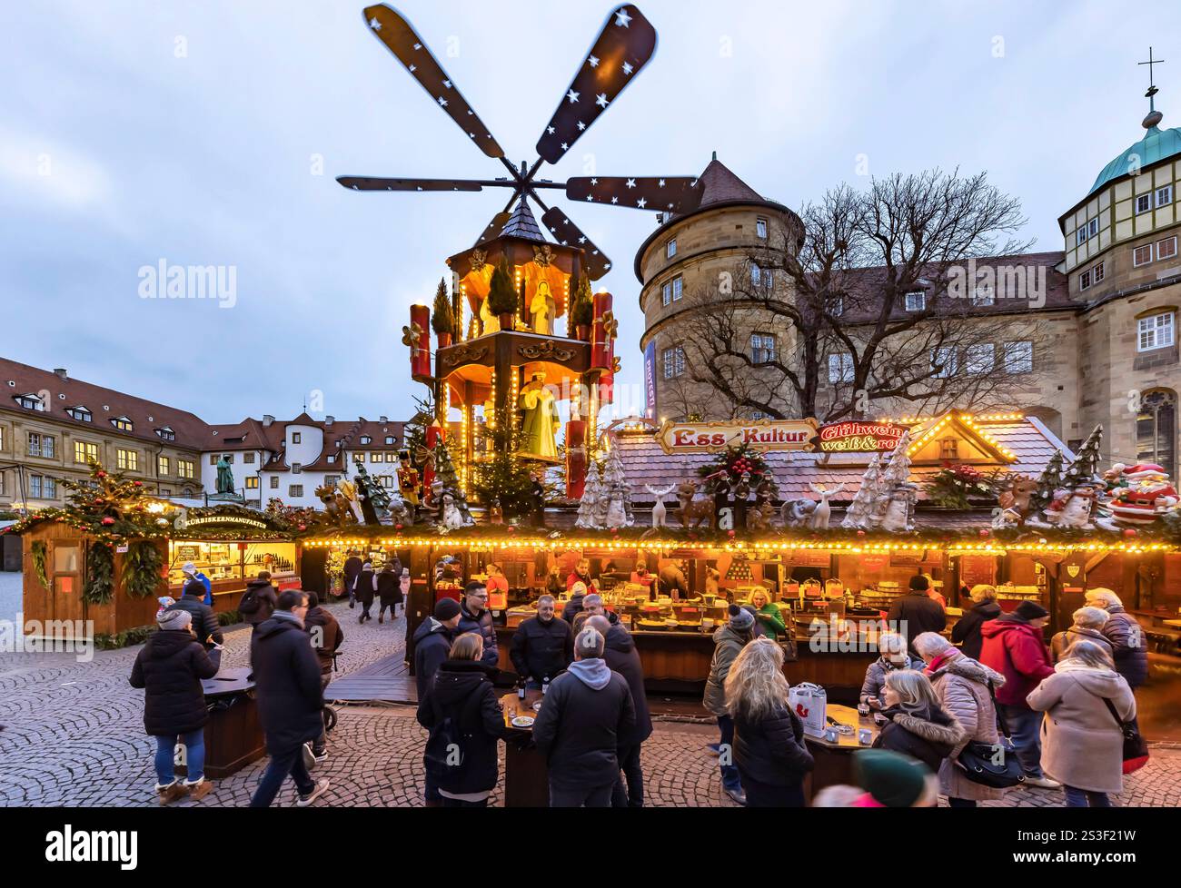 Stuttgarter Weihnachtsmarkt. Die traditionelle Veranstaltung lockt in der Weihnachtszeit jährlich mehr als 3,5 Millionen Menschen aus dem in und Ausla Foto Stock Stuttgarter Weihnachtsmarkt. Die traditionelle Veranstaltung lockt in der Weihnachtszeit jährlich mehr als 3,5 Millionen Menschen aus dem in und Ausla Foto Stock