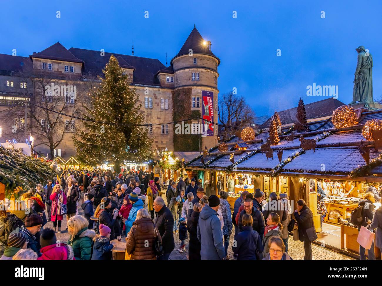 Stuttgarter Weihnachtsmarkt. Die traditionelle Veranstaltung lockt in der Weihnachtszeit jährlich mehr als 3,5 Millionen Menschen aus dem in und Ausla Foto Stock Stuttgarter Weihnachtsmarkt. Die traditionelle Veranstaltung lockt in der Weihnachtszeit jährlich mehr als 3,5 Millionen Menschen aus dem in und Ausla Foto Stock