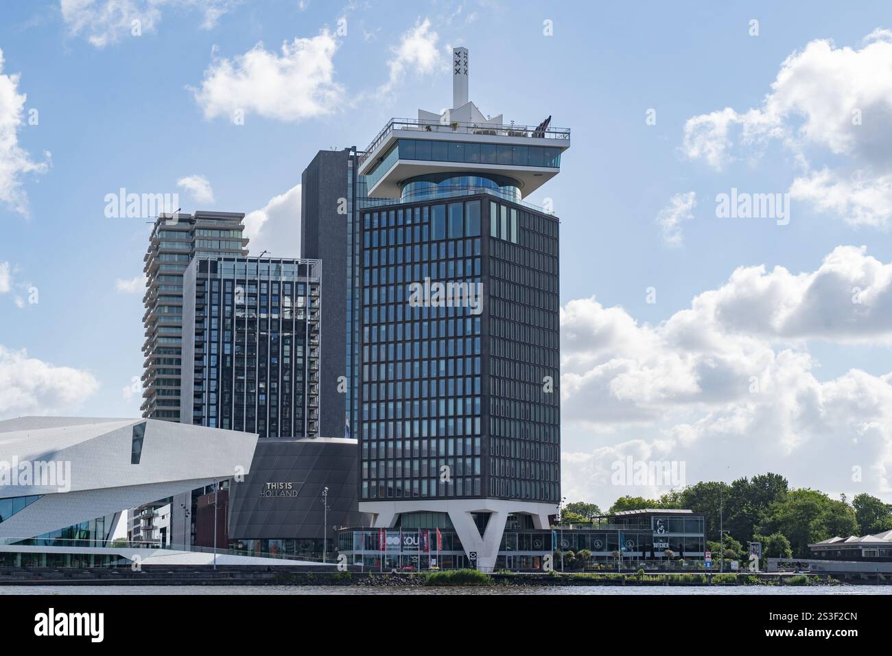 Amsterdam, Paesi Bassi: 9 giugno 2024: Torre A'DAM con VISTA A'DAM lungo il fiume IJ ad Amsterdam Nord Foto Stock