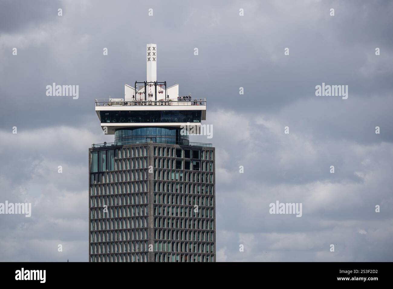 Amsterdam, Paesi Bassi: 9 giugno 2024: Torre A'DAM con VISTA A'DAM lungo il fiume IJ ad Amsterdam Nord. Foto Stock
