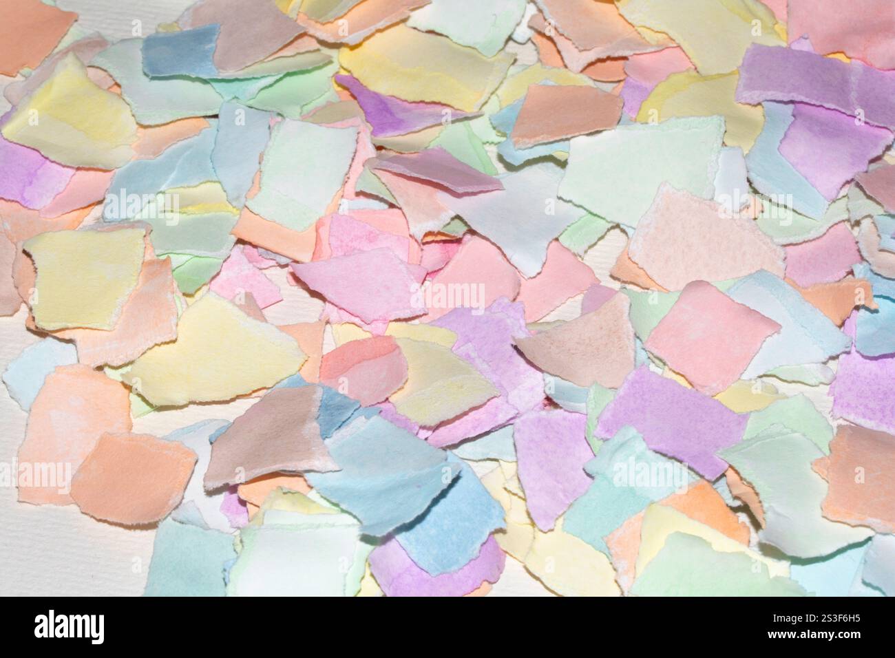 Strati di carta strappati Confetti colore delicato sfondo texture astratta delicata Foto Stock