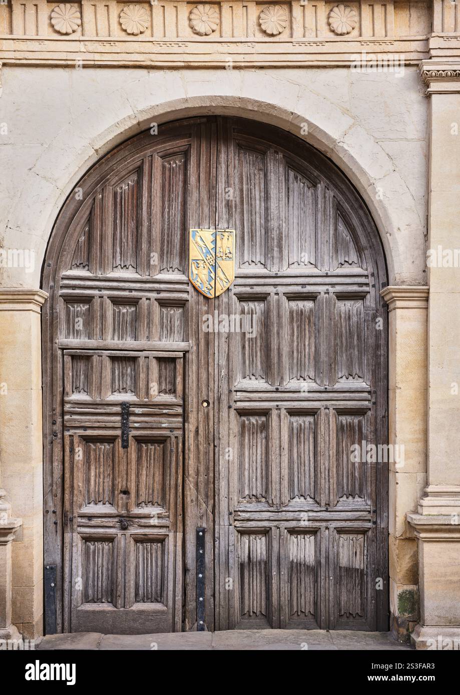 Porta al Magdalene College, Università di Cambridge, chiusa la vigilia di Capodanno del 2024. Foto Stock