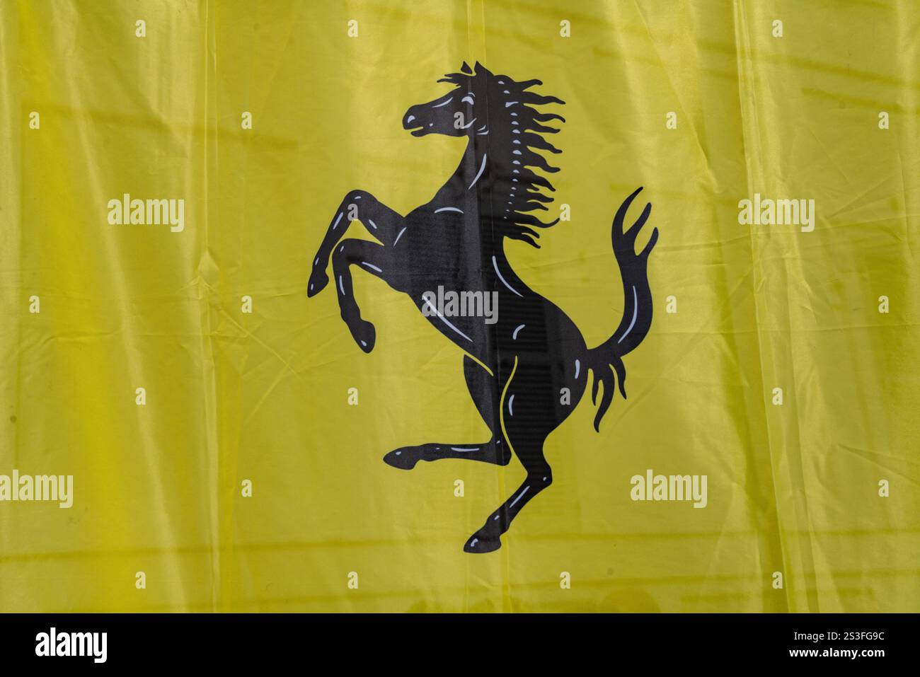 Ferrari, un marchio simbolo delle supercar, del lusso e delle massime prestazioni. Design italiano dell'auto sportiva per eccellenza. drappeggiare il cavallo che si allontana su un voi Foto Stock