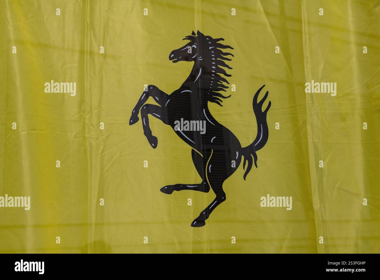 Ferrari, un marchio simbolo delle supercar, del lusso e delle massime prestazioni. Design italiano dell'auto sportiva per eccellenza. drappeggiare il cavallo che si allontana su un voi Foto Stock