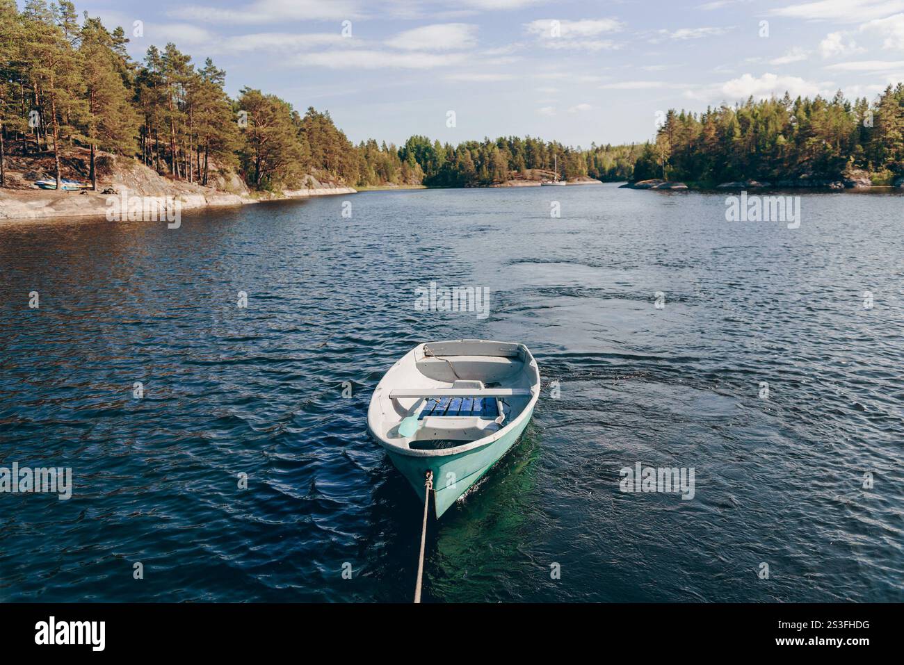 Vacanze attive sul lago, kayak sull'acqua, turismo in una giornata nuvolosa Foto Stock