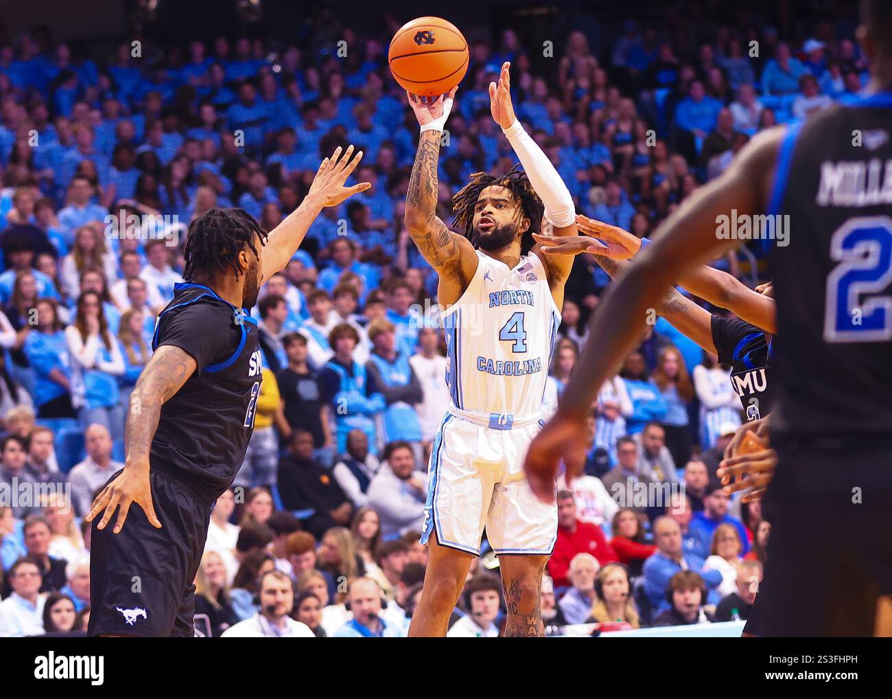 7 gennaio 2025: RJ Davis (4) della Carolina del Nord spara al senior della SMU Keon Ambrose-Hylton (22). Partita di basket NCAA tra Southern Methodist e University of North Carolina al Dean Smith Center di Chapel Hill, North Carolina. David Beach/CSM (immagine di credito: © David Beach/Cal Sport Media) Foto Stock