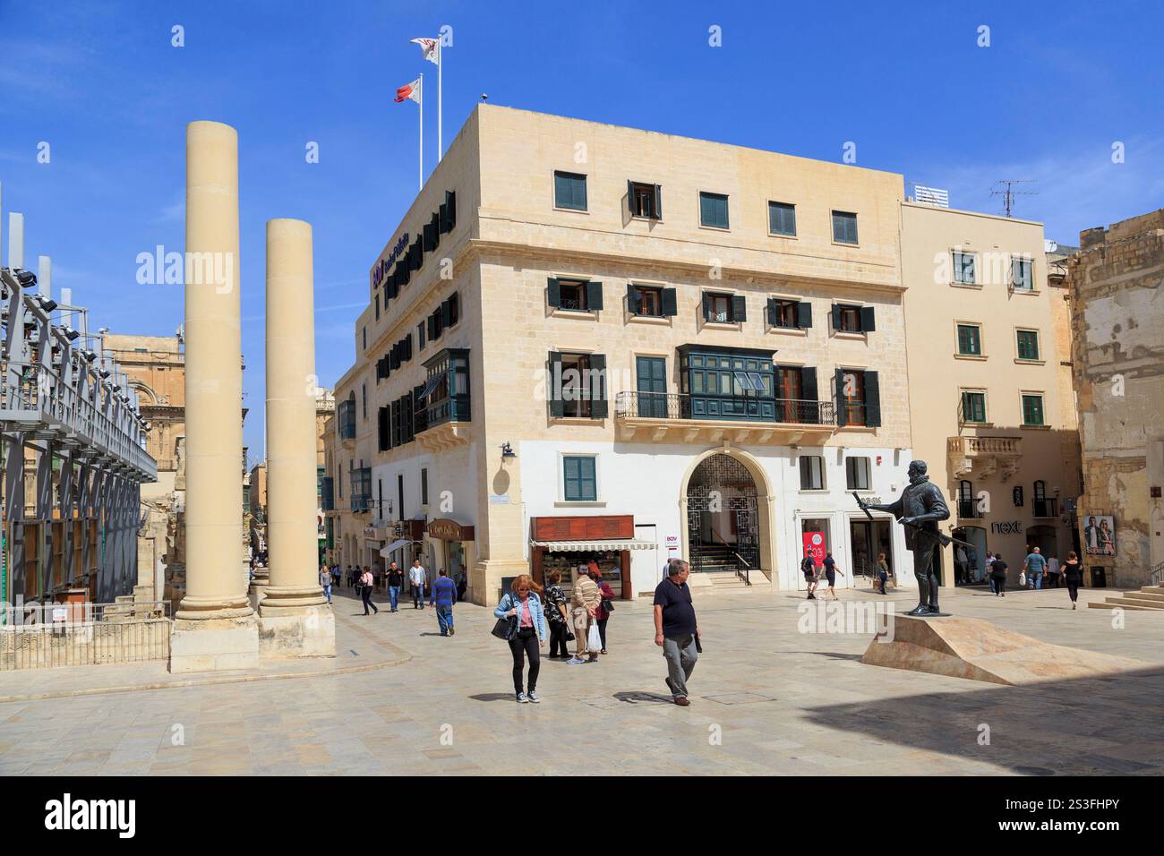 Statua del Gran Maestro Jean de Valette, fondatore di la Valletta, a South Street, la Valletta, Malta Foto Stock