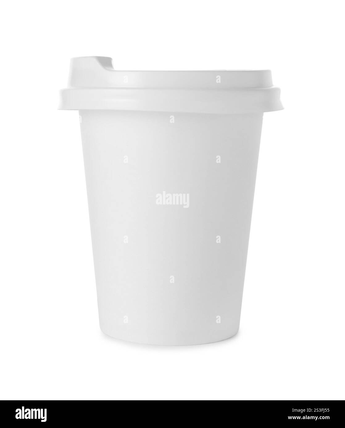 Tazza di carta con coperchio su sfondo bianco. Mockup per il design Foto Stock