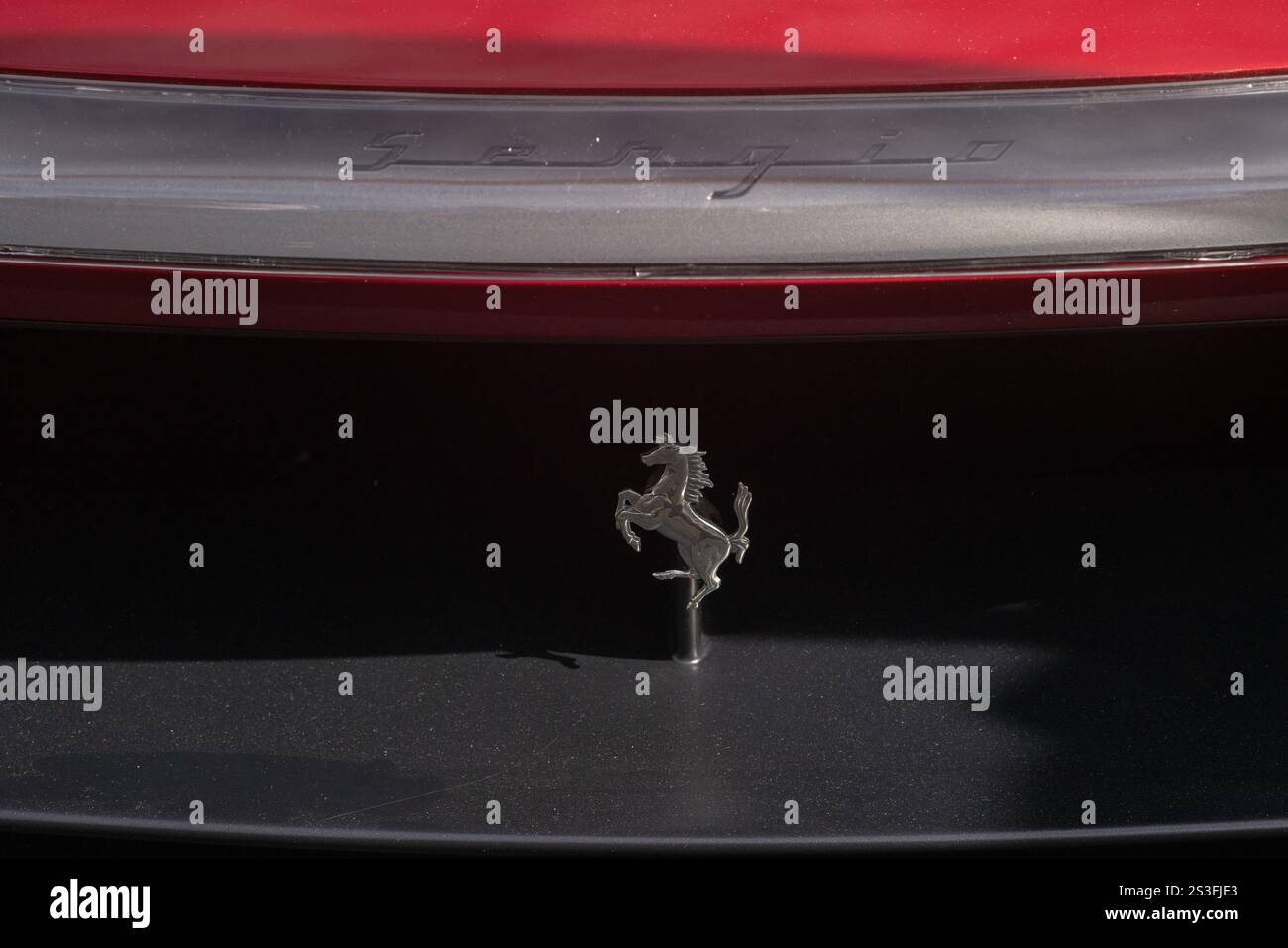 Ferrari, un marchio simbolo delle supercar, del lusso e delle massime prestazioni. Design italiano dell'auto sportiva per eccellenza. L'emozione di guidare con un passo Foto Stock